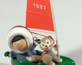 スノーベイビーではありません。プレゼントを持った雪に覆われた子供の
