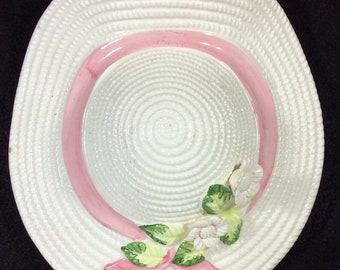 ピンクと白のセラミック製麦わら帽子、白い花柄、壁掛けポケット、壁