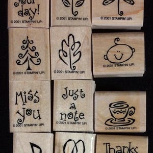 Juego de sellos de goma montados en madera Year Round Cheer de Stampin Up: hoja, taza de café, bebé, corazón, nota musical, árbol de Navidad, flor