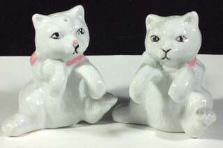 180 Gradi Set Sale E Pepe Happy Welcome Cat: Shaker In Ceramica A Forma Di Gatti Portafortuna, Lavabili A Mano