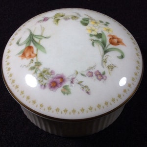 Mirabelle Wegwood Covered Sugar Cube Dish, Bone China, Made In England, Flowers, Floral, Dish With Lid, Trimmed In Gold