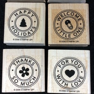 Remachante conjunto de estampillas de goma montadas en madera desde Stampin hacia arriba, muchas gracias, bienvenida pequeña, felices fiestas, para ti con amor, círculos