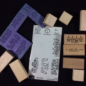 Tag Alongs Juego de sellos de goma montados en madera de Stampin Up, Flores, Hoja, Regalos, Regalos, Alfileres safty, Bebé, Medias de Navidad, Cupcakes