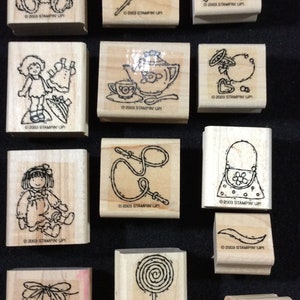 ボタン、リボン、トゥインクル トゥーズ、Stampin Up の木製マウント スタンプ セット、クマ、紙人形、王冠、財布、バレエ スリッパ、縄跳び、ティーカップ