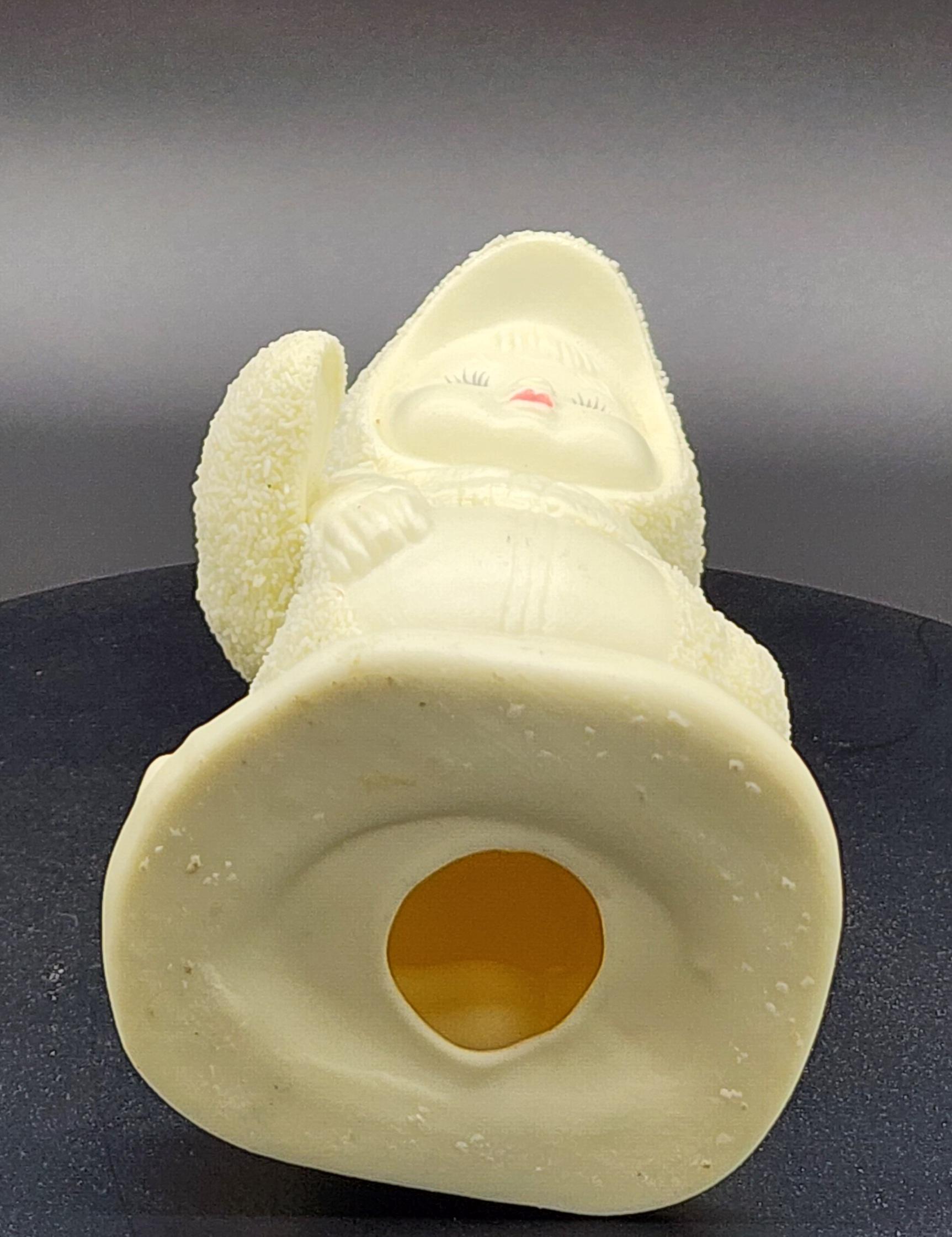 スノーベイビーズの雪に覆われた子供とプレゼントの磁器の置物