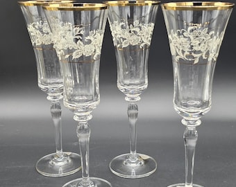 Ensemble de quatre flûtes à champagne en dentelle antique Mikasa à finitions dorées et ornées d'étiquettes, NSA, en boîte