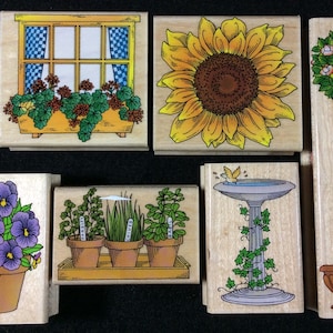 Macetas, plantas y posies Juego de sellos montados en madera de Hero Arts, Girasol, Baño de pájaros, Pensamientos, Hierbas, Topiario, Caja de ventana, Flores, Verano