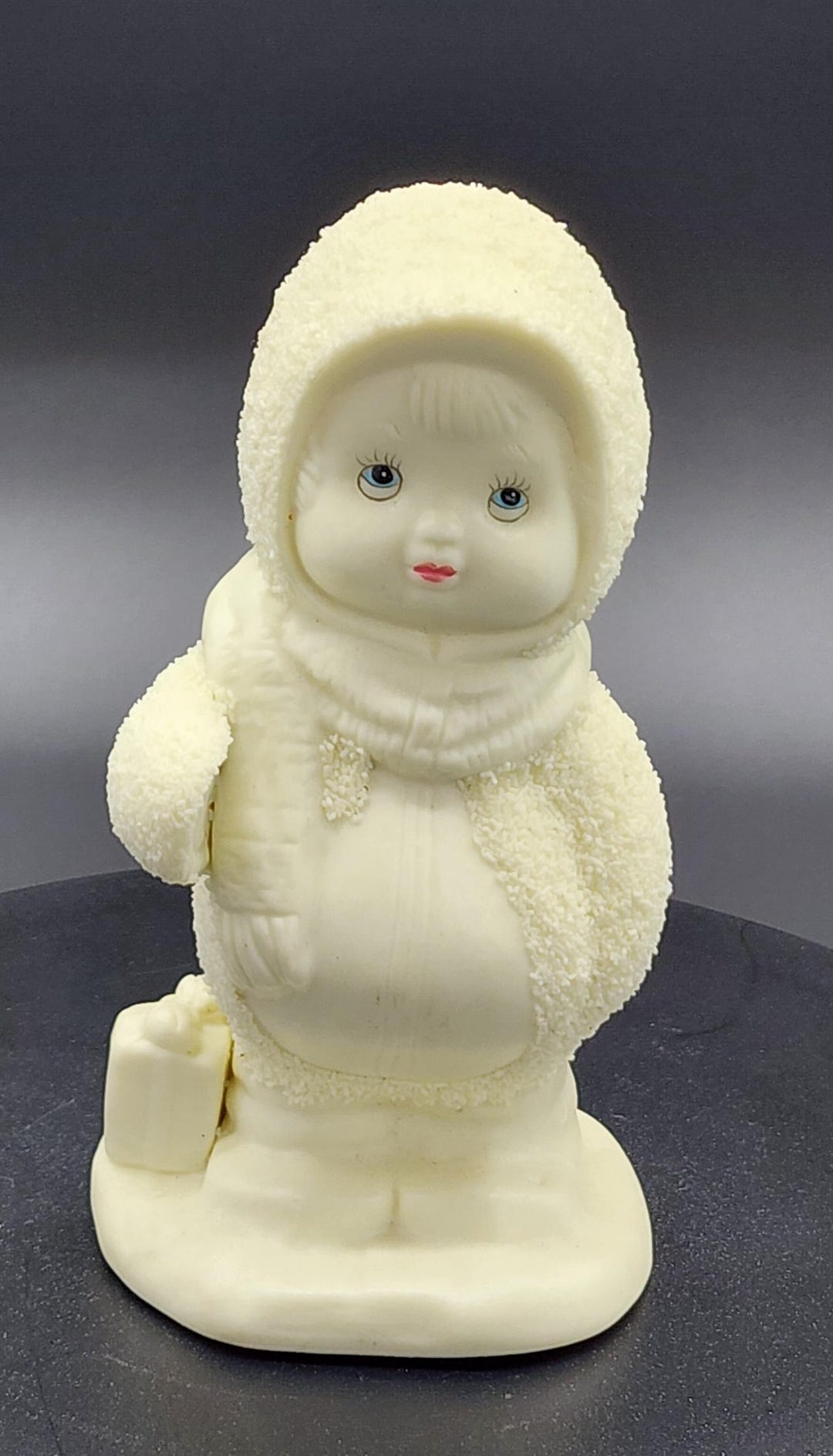 デパートメント56　スノーベイビー　ヴィンテージ スノーベイビーではありません。プレゼントを持った雪に覆われた子供の