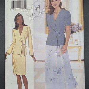 Puede incluir: Un patrón de costura Butterick con dos mujeres modelando diferentes atuendos. Una mujer lleva un top envolvente azul claro y una falda floral. La otra lleva un traje amarillo. El número de patrón es 6000, talla 14-16-18.