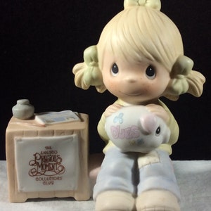 Precious Moments 1983 Collector&#39;s Club Membership Figurine, Young Girl With Piggy Bank, Enesco, E- 0404