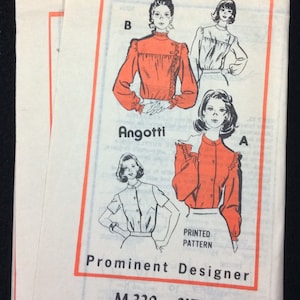 Puede incluir: Patrón de costura vintage para una blusa con cuello y puños con volantes. El patrón es de Angotti, un diseñador destacado, y es de la talla M339. El patrón incluye tres vistas diferentes de la blusa.