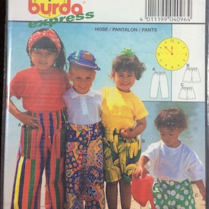 Puede incluir: Patrón de costura Burda Express número 4096 para pantalones. El patrón incluye instrucciones para hacer tres estilos diferentes de pantalones para niños. El patrón es para las tallas 86, 92, 98, 104 y 110. El patrón también incluye un código de barras y el texto "HOSE/PANTALON/PANTS".