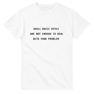 Puede incluir: Camiseta blanca con el texto negro "38911 BASIC BYTES ARE NOT ENOUGH TO DEAL WITH YOUR PROBLEM". La camiseta tiene mangas cortas y cuello redondo. Prenda casual.