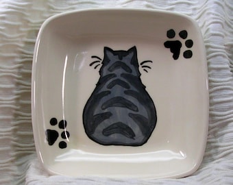 Plat en poterie chat rayé gris design original fait main par Grace M Smith