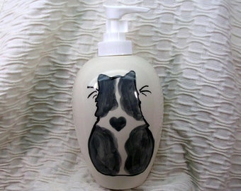 Distributeur de savon gris et blanc ou bouteille de lotion faite à la main en céramique par Grace M. Smith