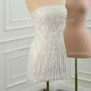 Kurze Perlen-Empfangskleid . Kurze Perlen Brautkleid. Kurzes elegantes Partykleid. Kurzes Kleid mit Perlen und Pailletten. Kurzes Abendkleid.