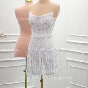 Kurze Perlen-Empfangskleid . Kurze Perlen Brautkleid. Kurzes elegantes Partykleid. Kurzes Kleid mit Perlen und Pailletten. Kurzes Abendkleid.