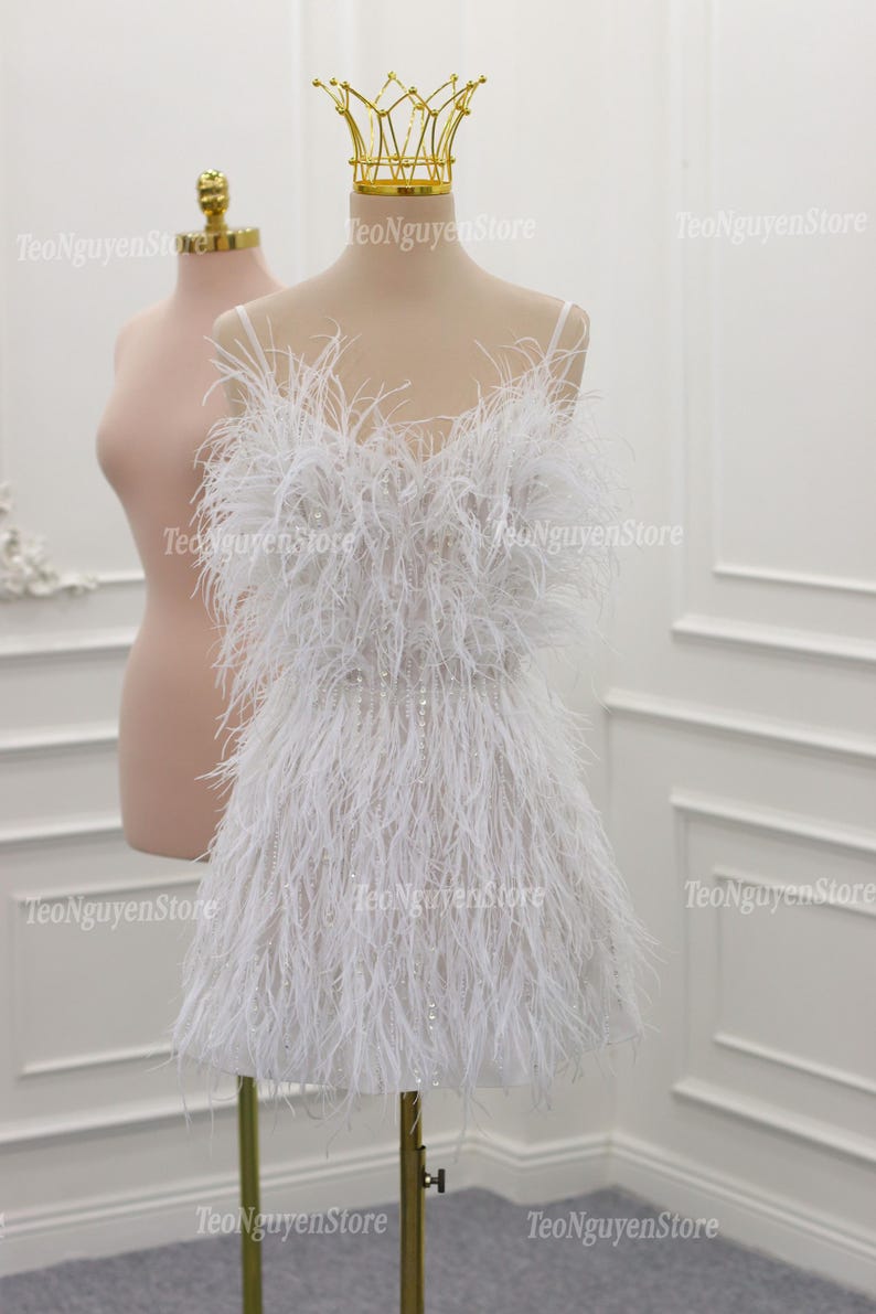 Mini Feather Wedding Dress: Elegant Bridal Glamour in Every Stitch