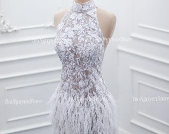 Vestido de novia corto con cuello halter. Minivestido de novia con encaje y cuentas. Vestido de novia corto con plumas. Vestido de novia de salón. Vestido corto a medida.