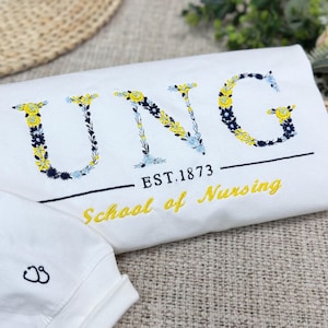 Individuell gesticktes College Alumni Sweatshirt | Personalisierte Universität Initial Pullover | Abitur Geschenk | Zurück in der Schule