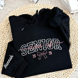 Geborduurde seniorenhoodie | Gepersonaliseerde sweater seniorenteam met strik | Perfect voor seniorenavond, zonsopgang en kerstcadeaus