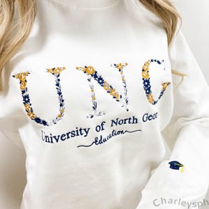 UNG Floral besticktes Sweatshirt | Benutzerdefinierte College-Sweatshirt | Schulfarbe Universität Pullover Hoodie Sorority Alumni Sweatshirt Graduierung