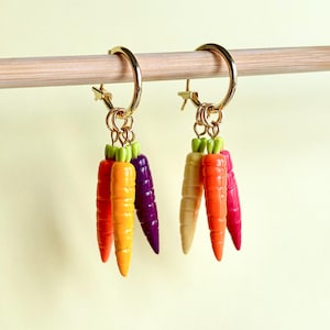 Regenbogen Baby Karotte Ohrringe, handgemachter realistischer Polymer Ton Schmuck, Gärtner Geschenk