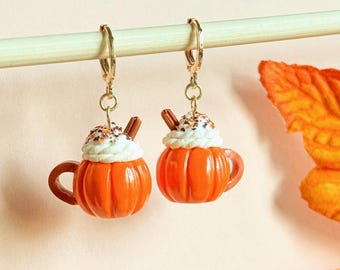 パンプキンスパイスラテ ハンドメイド ミニチュア ポリマークレイ イヤリング、秋のパンプキン好きへのギフト