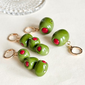 Pendientes colgantes de aceituna verde: Joyería artesanal en miniatura de arcilla polimérica con forma de comida, ideal para rellenar calcetines navideños.