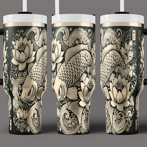 Peut inclure: Trois gobelets en acier inoxydable avec des motifs noirs et dorés. Le motif représente un poisson-koi nageant dans une vague et un motif de fleurs de lotus. Les gobelets ont une poignée noire et un couvercle blanc.