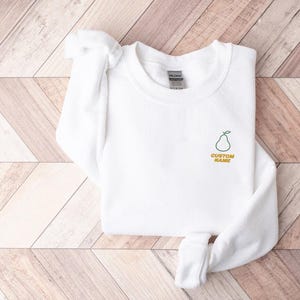 Aangepaste naam geborduurde minimale perenomtrek hoodie en sweater, gepersonaliseerde fruitkleding, gezellig cadeau voor perenliefhebbers