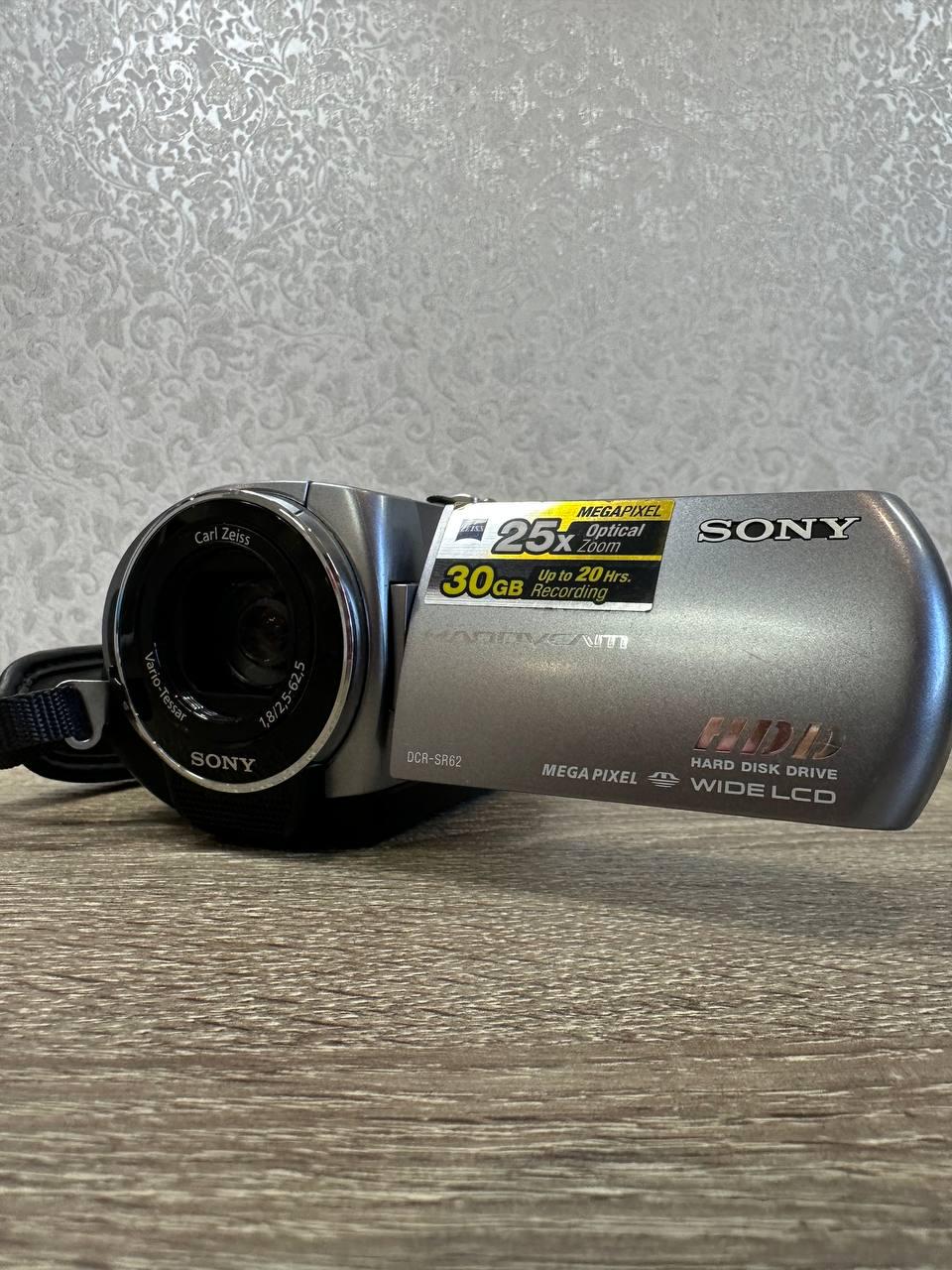 Sony DCR-SR62 Handycam Camcorder: 30GB HDD, 25x Optical Zoom, Carl