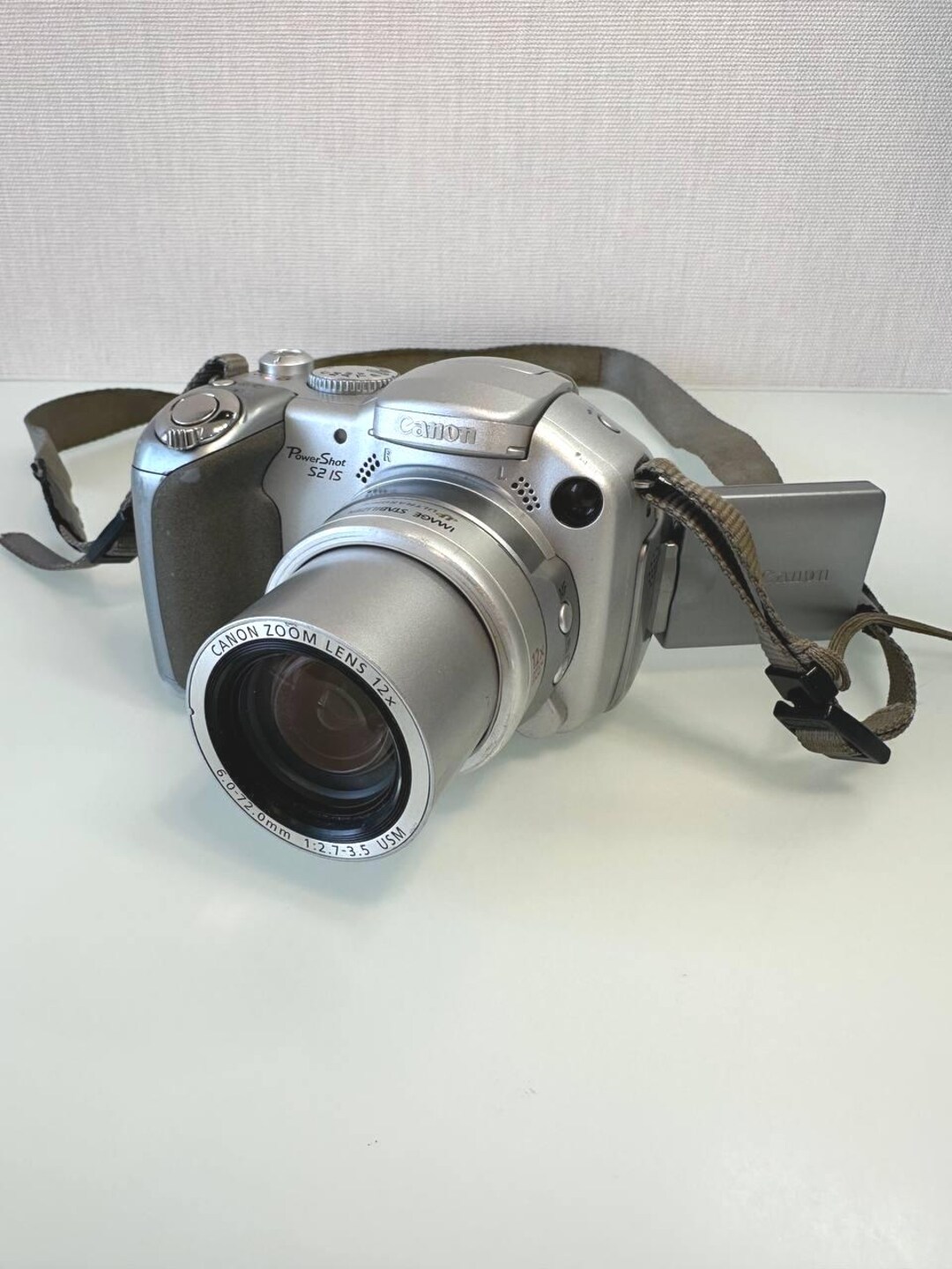 Canon Powershot S2 IS Digital Camera: 5MP, 12x Optical Zoom, Flip