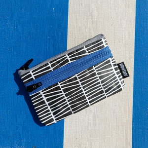 LINIERT mini Geldbeutel - handbedruckt und handgemacht, strapazierfähig und sehr leicht, weil aus Tyvek® (100 % Polyethylen).