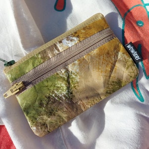 BLUMEN Sand-Curry-Grün - mini Geldbeutel - handbedruckt, handgemacht, strapazierfähig und sehr leicht, weil aus Tyvek® (100 % Polyethylen).