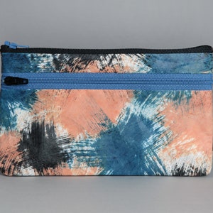 BLUMEN Koralle-Blau-Schwarz Geldbeutel - handbedruckt und handgemacht, strapazierfähig und sehr leicht, weil aus Tyvek® (100 % Polyethylen).