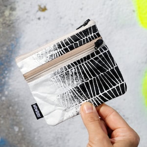 ZEBRA mini Geldbeutel - handbedruckt und handgemacht, strapazierfähig und sehr leicht, weil aus Tyvek® (100 % Polyethylen).