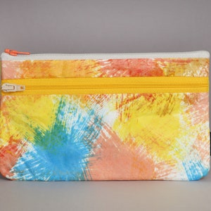 GELBE BLUMEN Geldbeutel - handbedruckt und handgemacht, strapazierfähig und sehr leicht, weil aus Tyvek® (100 % Polyethylen).