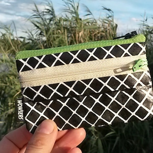 NETZ - mini Geldbeutel - handbedruckt, handgemacht, strapazierfähig und sehr leicht, weil aus Tyvek® (100 % Polyethylen).