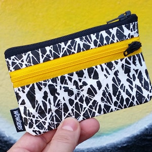 SPINNENNETZ - mini Geldbeutel - handbedruckt, handgemacht, strapazierfähig und sehr leicht, weil aus Tyvek® (100 % Polyethylen).