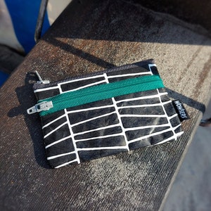 HEU mini Geldbeutel - handbedruckt und handgemacht, strapazierfähig und sehr leicht, weil aus Tyvek® (100 % Polyethylen).