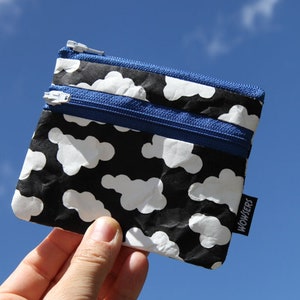 WOLKEN mini Geldbeutel - handbedruckt und handgemacht, strapazierfähig und sehr leicht, weil aus Tyvek® (100 % Polyethylen).