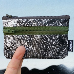 EICHE mini Geldbeutel - handbedruckt und handgemacht, strapazierfähig und sehr leicht, weil aus Tyvek® (100 % Polyethylen).