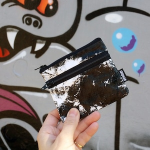 BLACK mini Geldbeutel - handbedruckt und handgemacht, strapazierfähig und sehr leicht, weil aus Tyvek® (100 % Polyethylen).