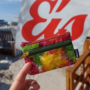 BLUMEN Rot-Pink-Grün - mini Geldbeutel - handbedruckt, handgemacht, strapazierfähig, sehr leicht, weil aus Tyvek® (100 % Polyethylen)