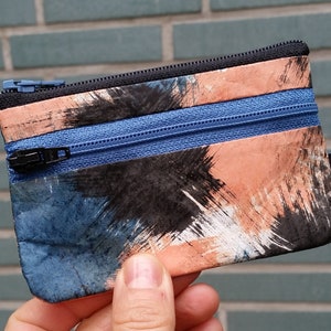BLUMEN Koralle-Blau-Schwarz - mini Geldbeutel - handbedruckt, handgemacht, strapazierfähig, sehr leicht, aus Tyvek® (100 % Polyethylen).