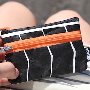 RUBBER - mini Geldbeutel - handbedruckt, handgemacht, strapazierfähig und sehr leicht, weil aus Tyvek® (100 % Polyethylen).