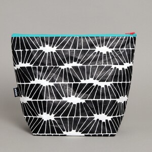 BOA - Allzwecktasche - handbedruckt, handgemacht, strapazierfähig, sehr leicht weil aus Tyvek® (100 % Polyethylen).