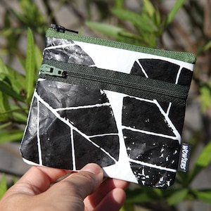 AMAZONAS mini Geldbeutel - handbedruckt und handgemacht, strapazierfähig und sehr leicht, weil aus Tyvek® (100 % Polyethylen).