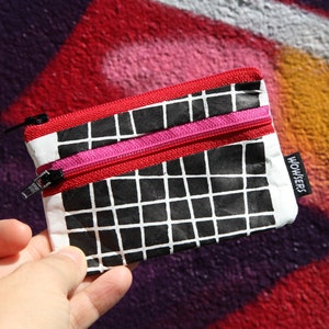 ROT mini Geldbeutel - handbedruckt und handgemacht, strapazierfähig und sehr leicht, weil aus Tyvek® (100 % Polyethylen).